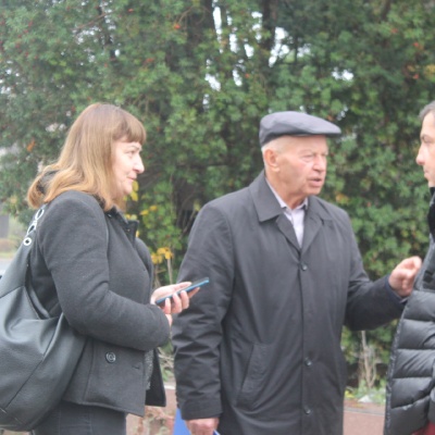 Dyskusja przed konferencją prasową: Ewa Barszczyńska, Bogdan Barszczyński i Daniel Oliszewski